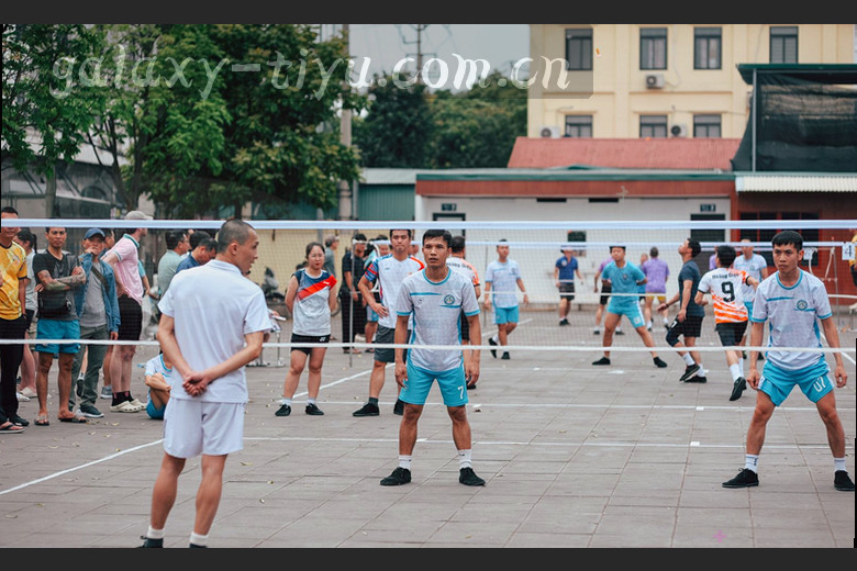 绿茵场上飞驰球员争抢头球